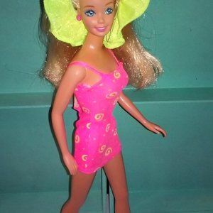 Barbie Ruffle Fun Doll Hot Pink Dress 1994